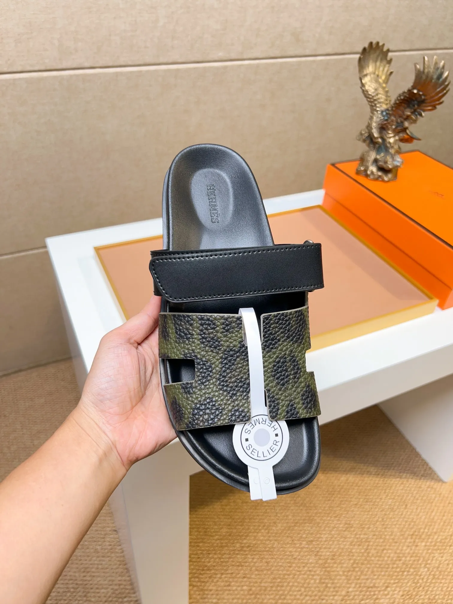 Men's clothing and shoes 💰340 💅💅💅 new arrival. Hermes Hermes official website latest counter synchronized new oran color leather H slippers, the original Paris version flew back to the original model and opened the mold to make it perfectly🍌The highest quality Sincerity, you can enter and leave the counter at will [Deyi] The upper is made of original customized  colored palm prints, crocodile print, ostrich print, colored cow leather, colored cow suede, 🤔 horse hair, 🥳 colored diamonds, 🥰 3D printing, and other genuine leather slippers, imported cow pattern foot pad lining, Italian  latest original genuine leather combination outsole Code number: 38-48 (customized at 46.47.48) Can be made into picture combination sole with genuine leather pattern and ordinary molded outsole